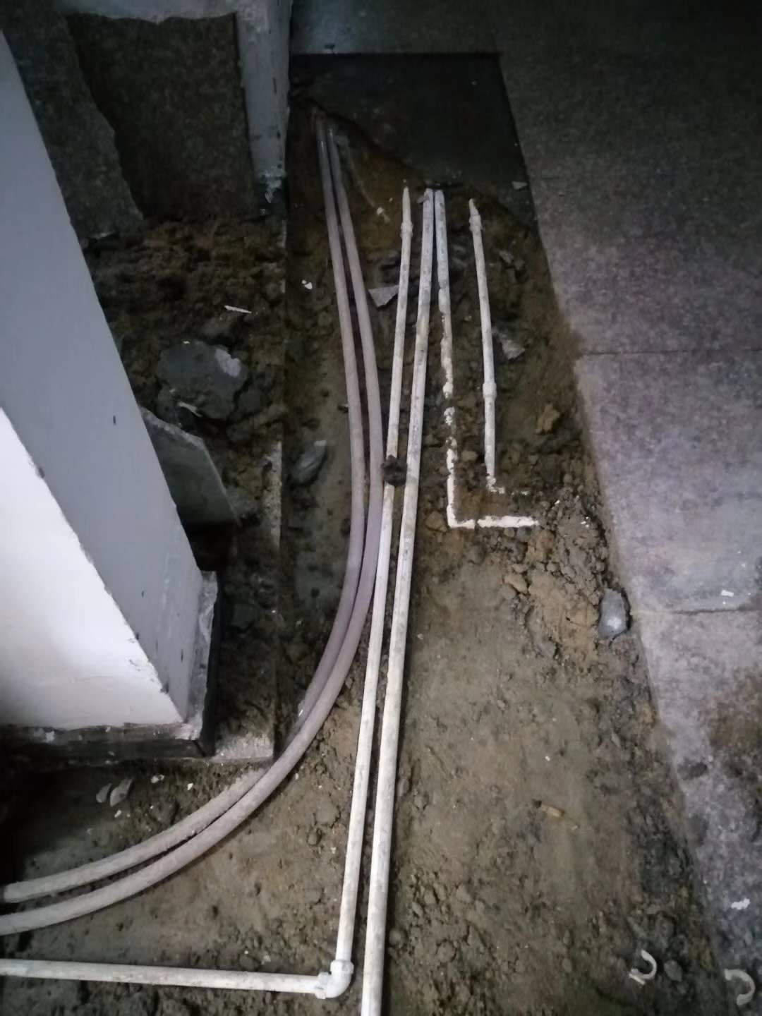 雷波漏水，切勿盲目乱刨乱砸