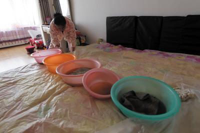雷波楼上漏水，住户失联，小区没物管，业主维权难！律师来支招……